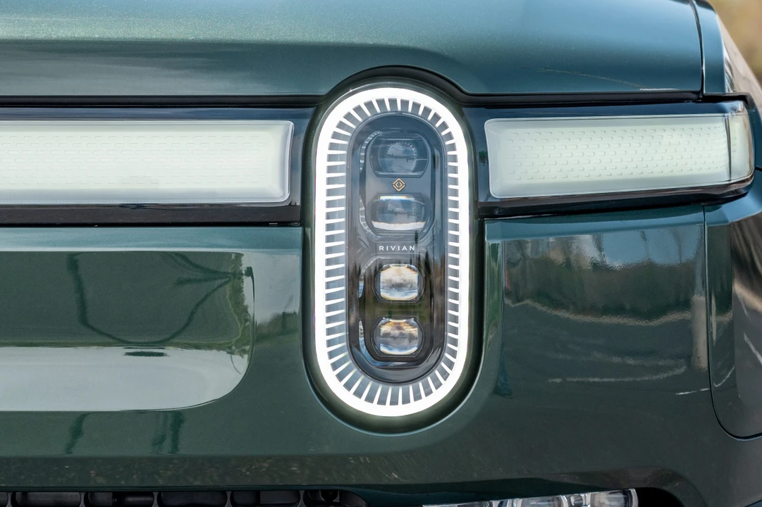 2023 Rivian R1S - Image 15 of 31