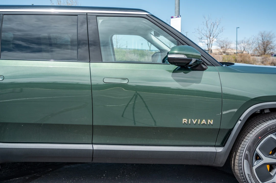 2023 Rivian R1S - Image 29 of 31