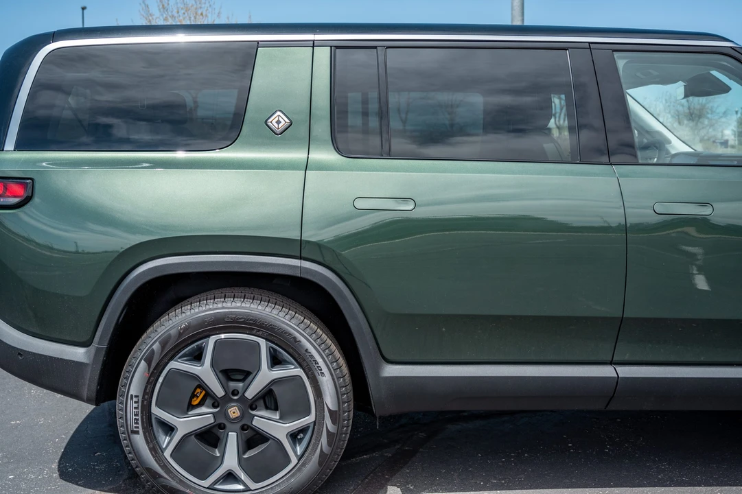 2023 Rivian R1S - Image 28 of 31
