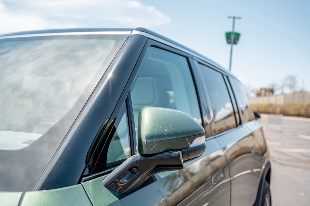 2023 Rivian R1S - Image 18 of 31