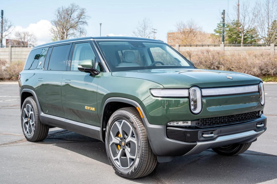 2023 Rivian R1S - Image 9 of 31