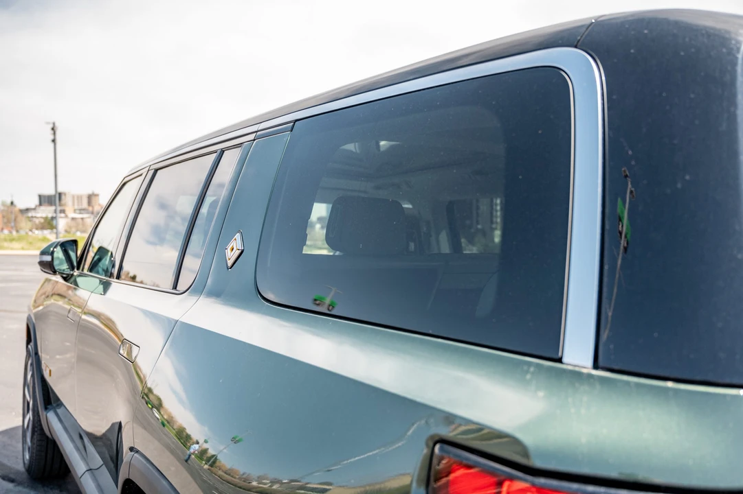 2023 Rivian R1S - Image 24 of 31