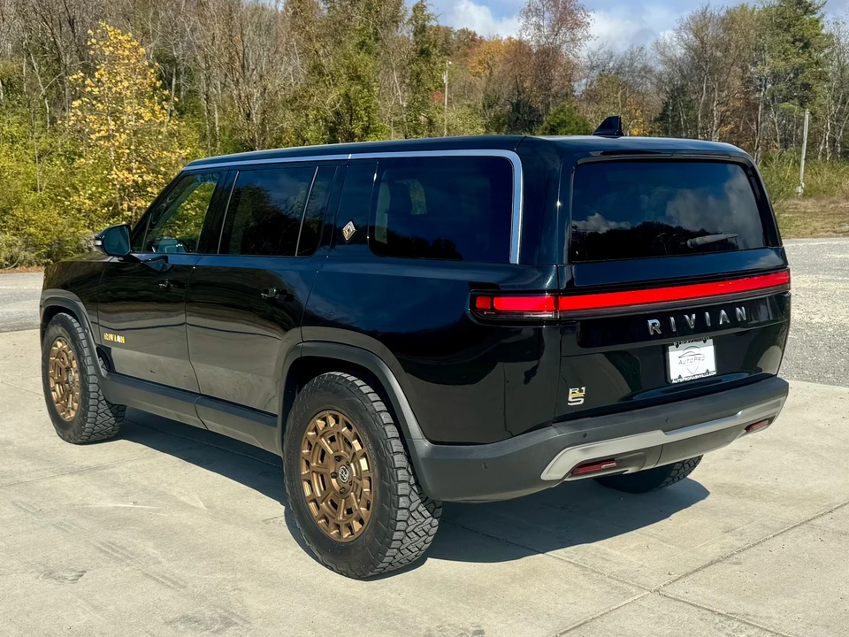 2023 Rivian R1S - Image 4 of 12