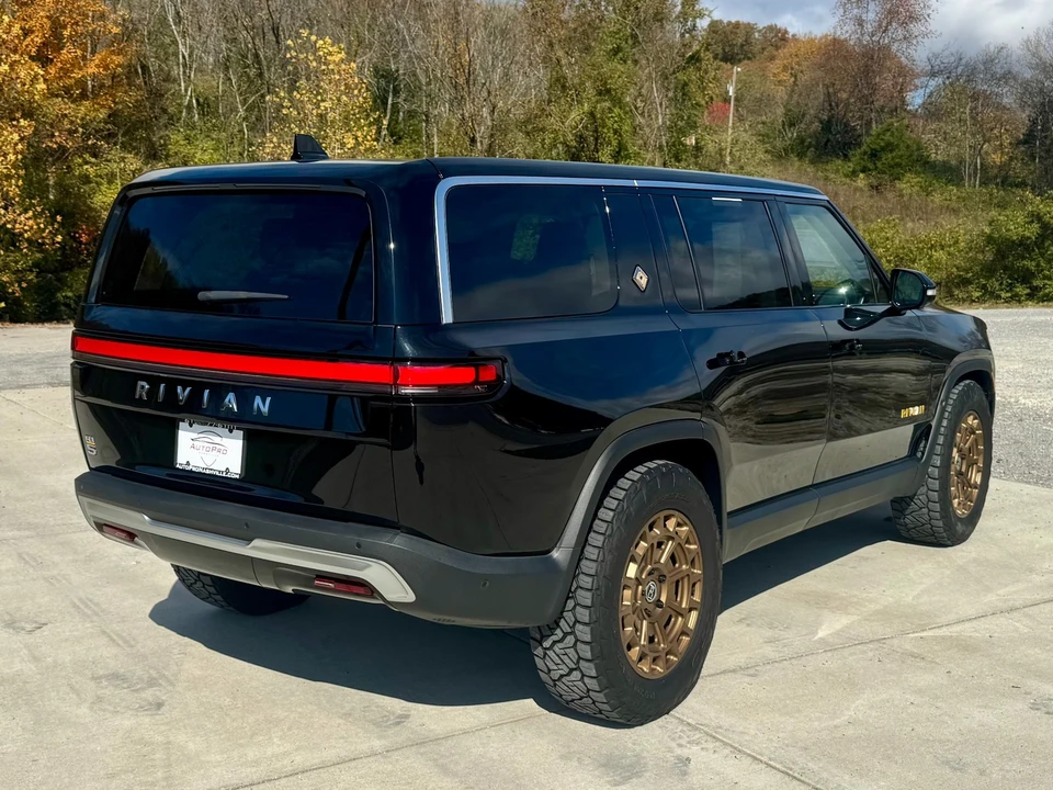 2023 Rivian R1S - Image 3 of 12