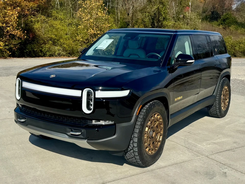 2023 Rivian R1S - Image 2 of 12