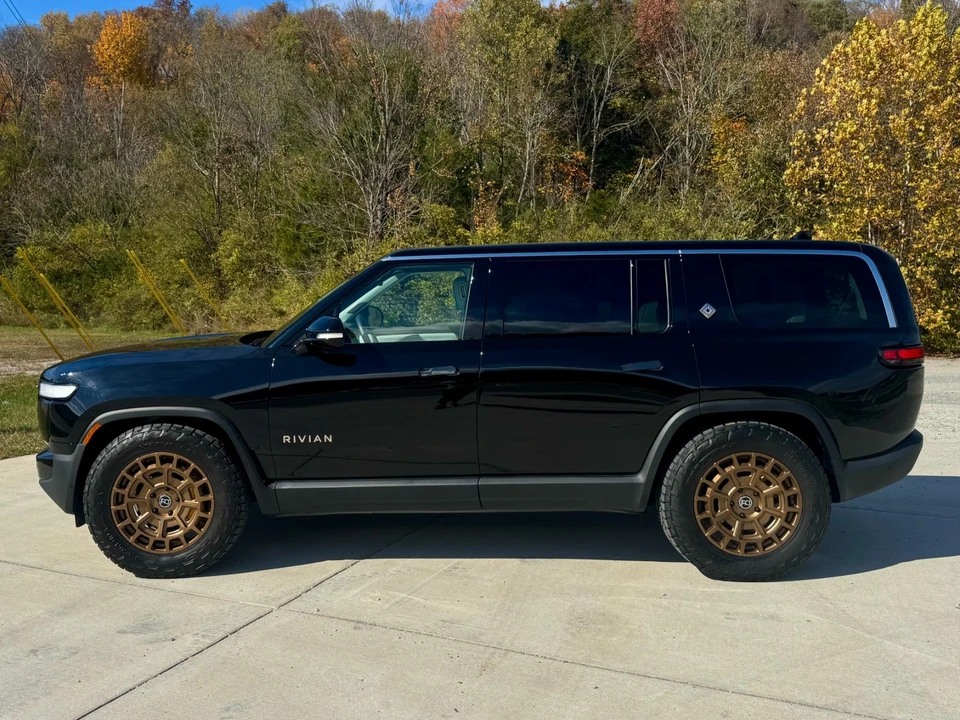 2023 Rivian R1S - Image 8 of 12