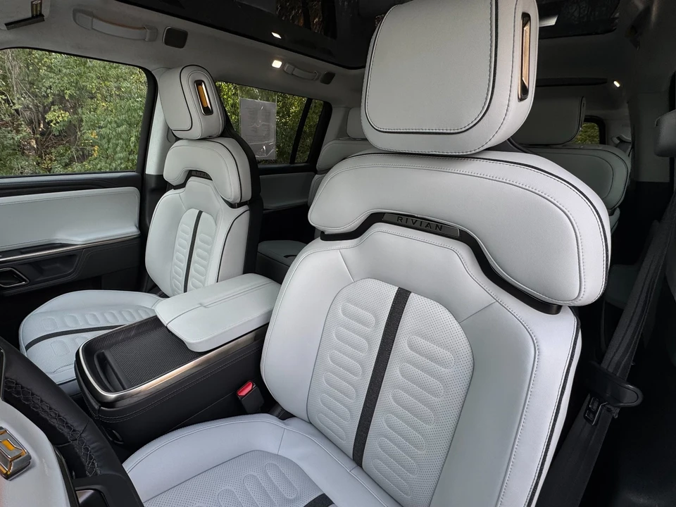 2023 Rivian R1S - Image 11 of 12