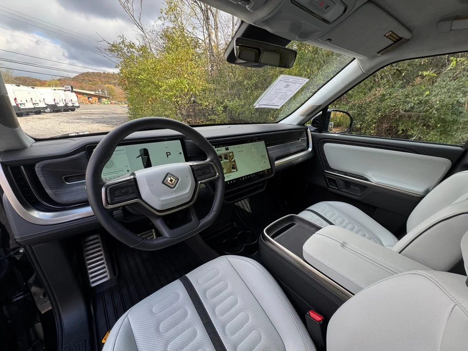 2023 Rivian R1S - Image 10 of 12