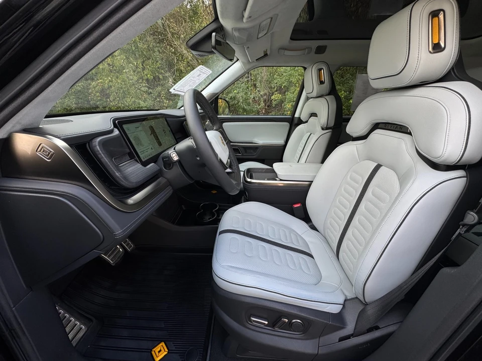 2023 Rivian R1S - Image 9 of 12