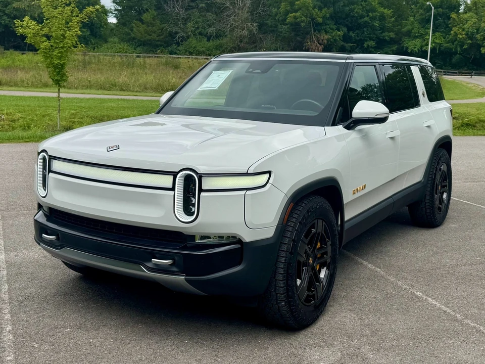 2023 Rivian R1S - Image 2 of 12