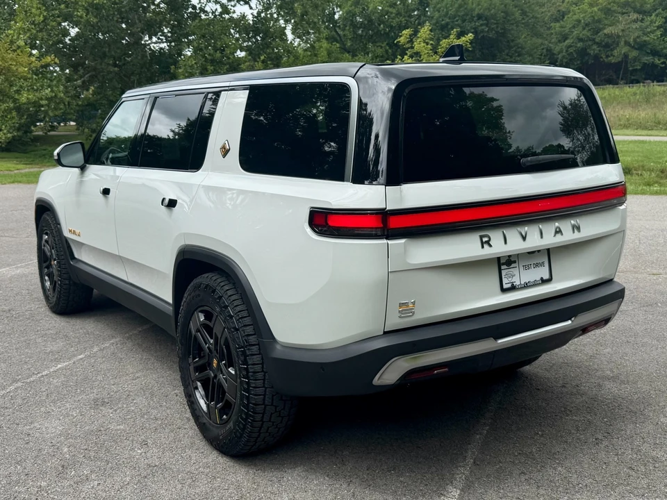 2023 Rivian R1S - Image 4 of 12
