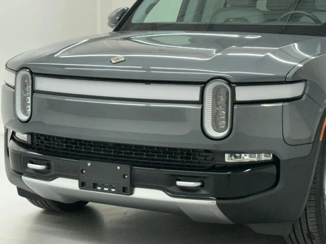 2023 Rivian R1S - Image 10 of 12