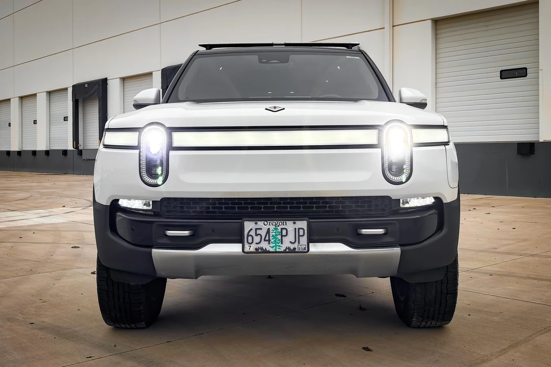 2023 Rivian R1S - Image 2 of 31