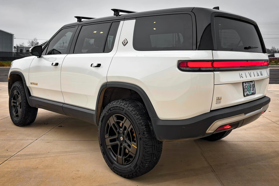 2023 Rivian R1S - Image 4 of 31