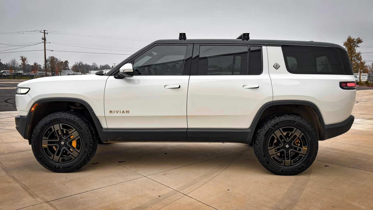 2023 Rivian R1S - Image 6 of 31
