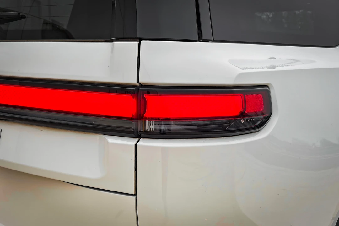 2023 Rivian R1S - Image 13 of 31