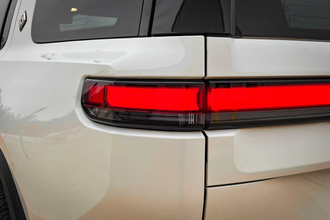 2023 Rivian R1S - Image 12 of 31