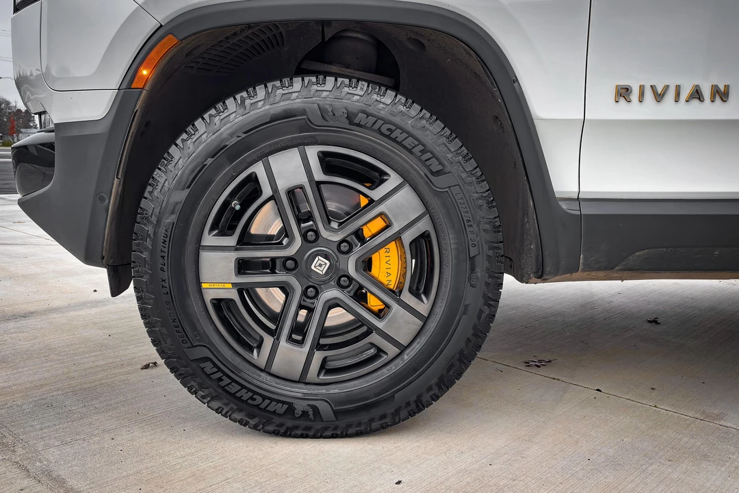 2023 Rivian R1S - Image 20 of 31