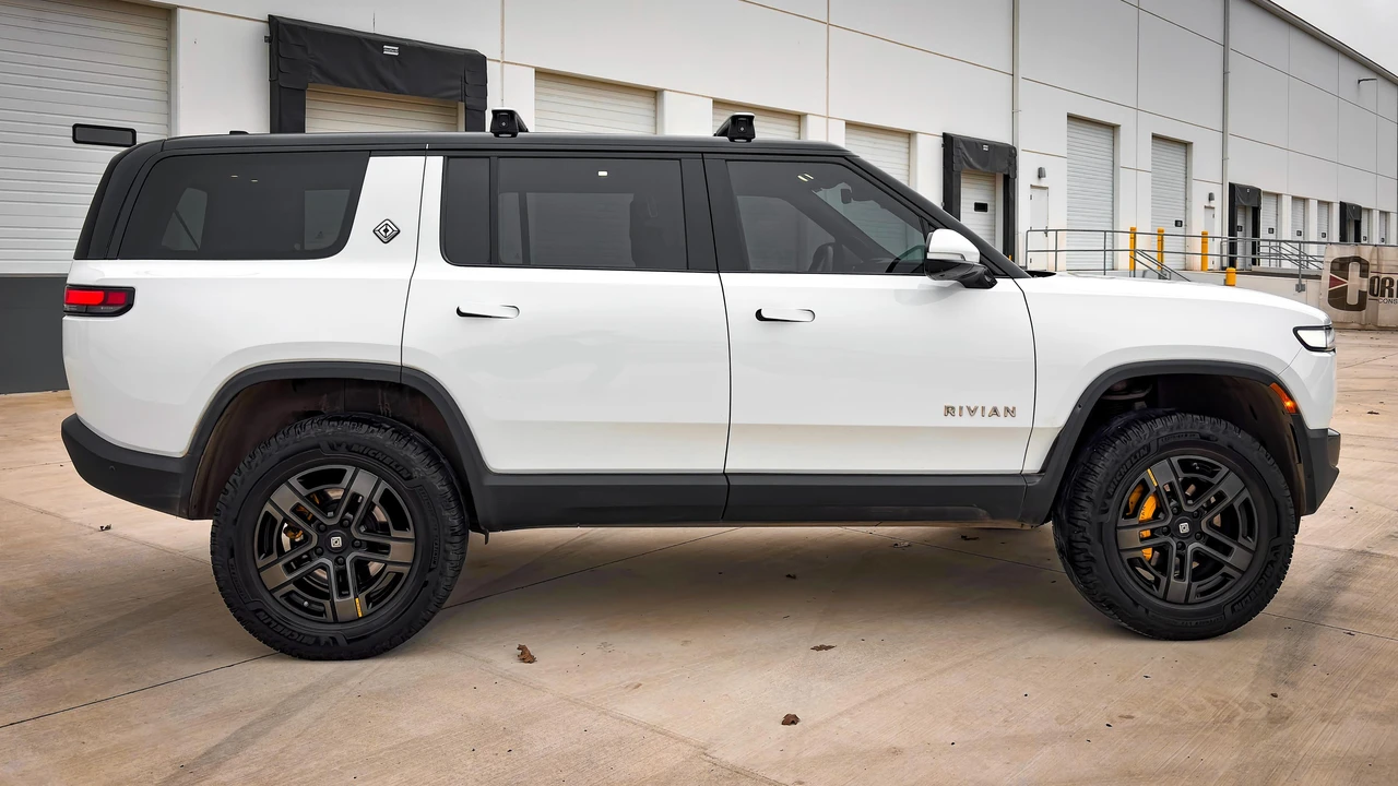 2023 Rivian R1S - Image 8 of 31