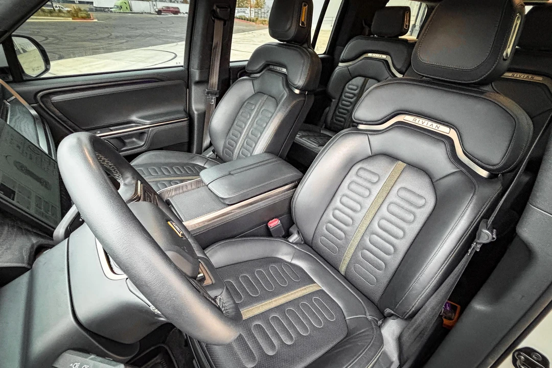 2023 Rivian R1S - Image 28 of 31