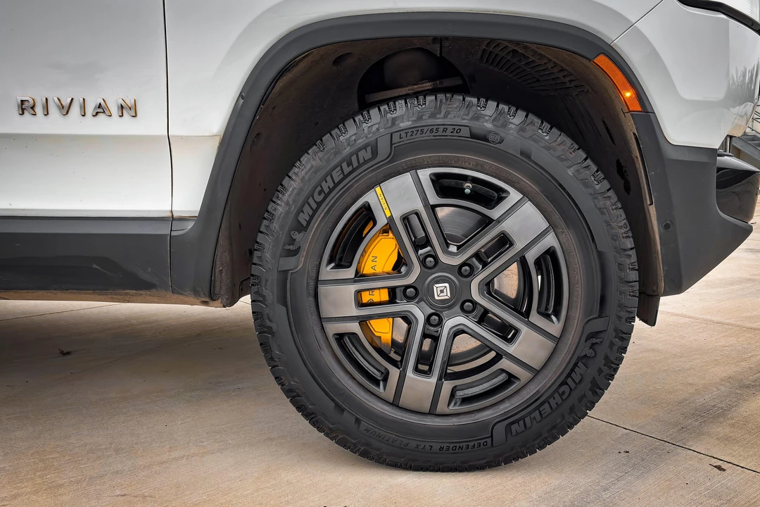 2023 Rivian R1S - Image 23 of 31