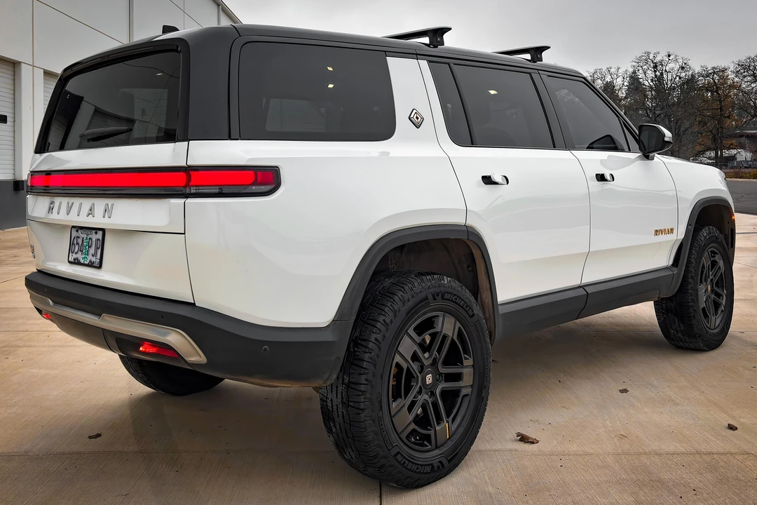 2023 Rivian R1S - Image 7 of 31