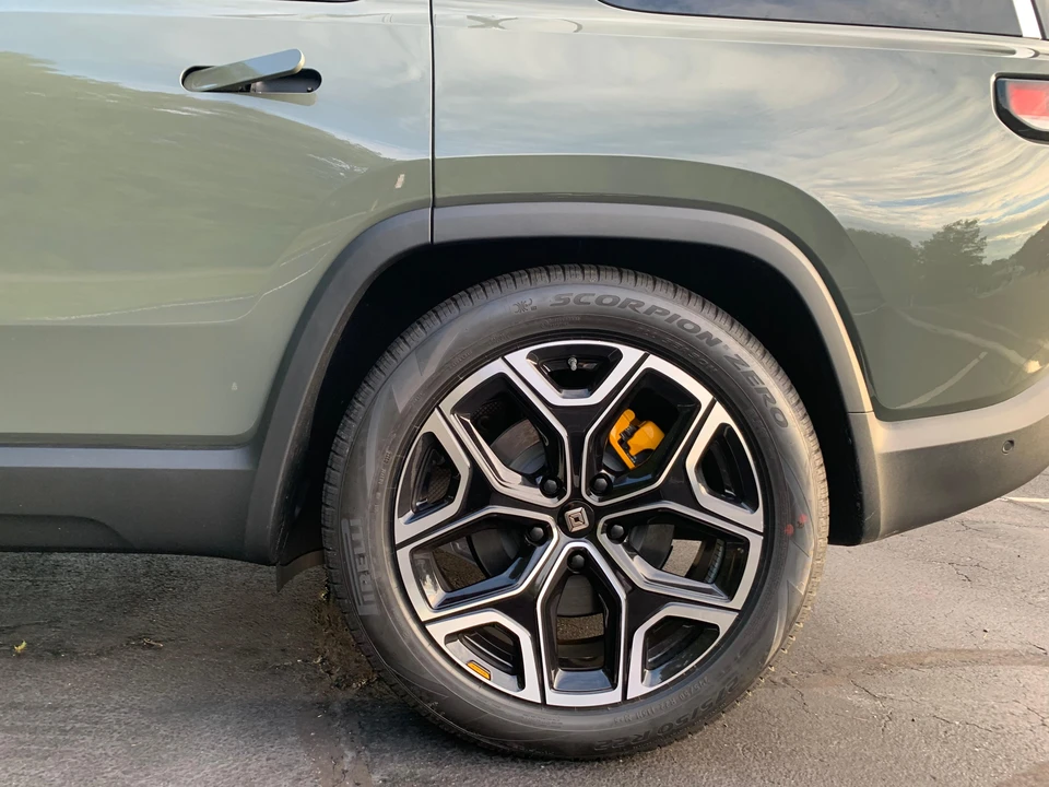 2023 Rivian R1S - Image 28 of 31