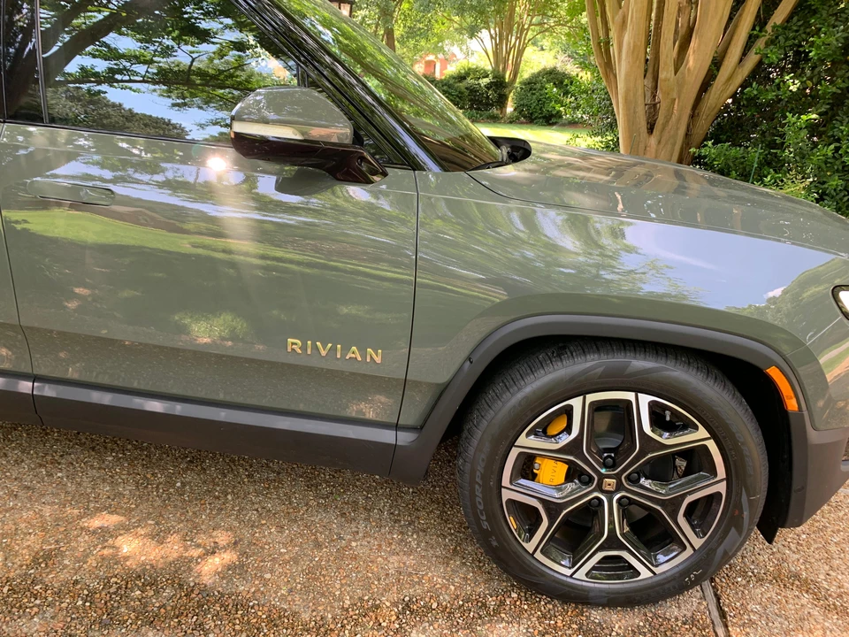 2023 Rivian R1S - Image 25 of 31