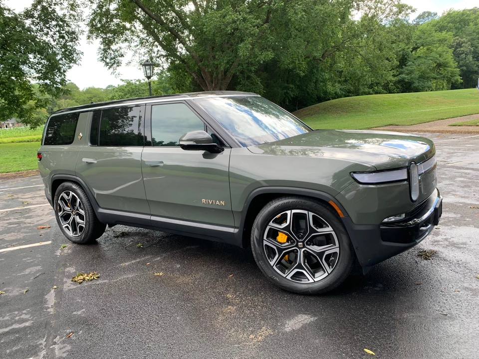 2023 Rivian R1S - Image 16 of 31