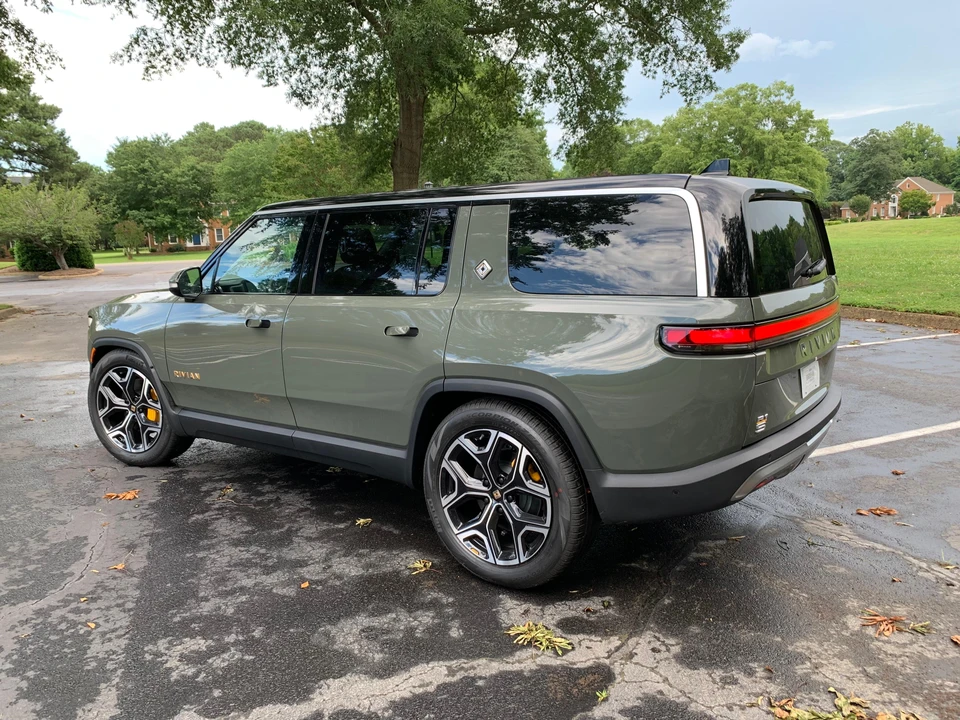 2023 Rivian R1S - Image 10 of 31