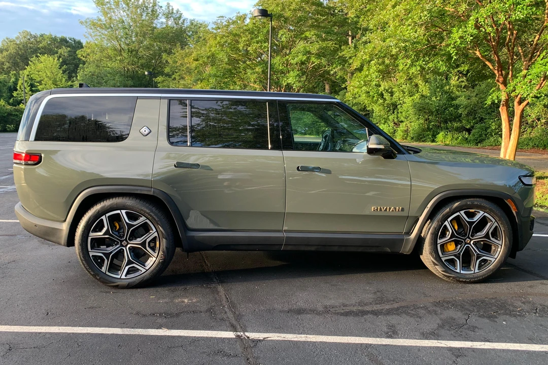 2023 Rivian R1S - Image 15 of 31
