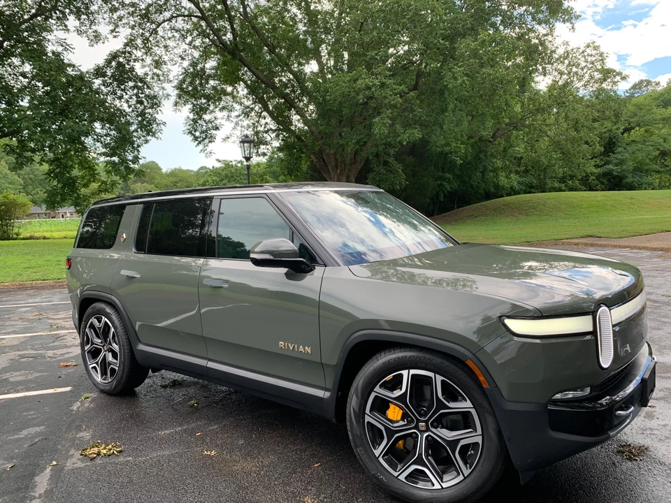 2023 Rivian R1S - Image 17 of 31