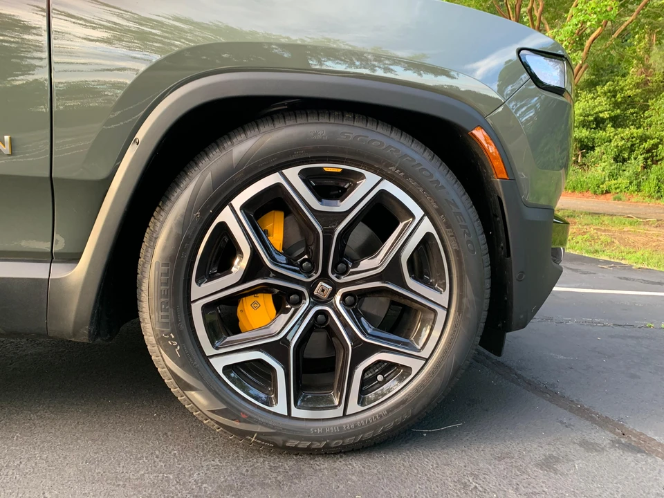 2023 Rivian R1S - Image 30 of 31
