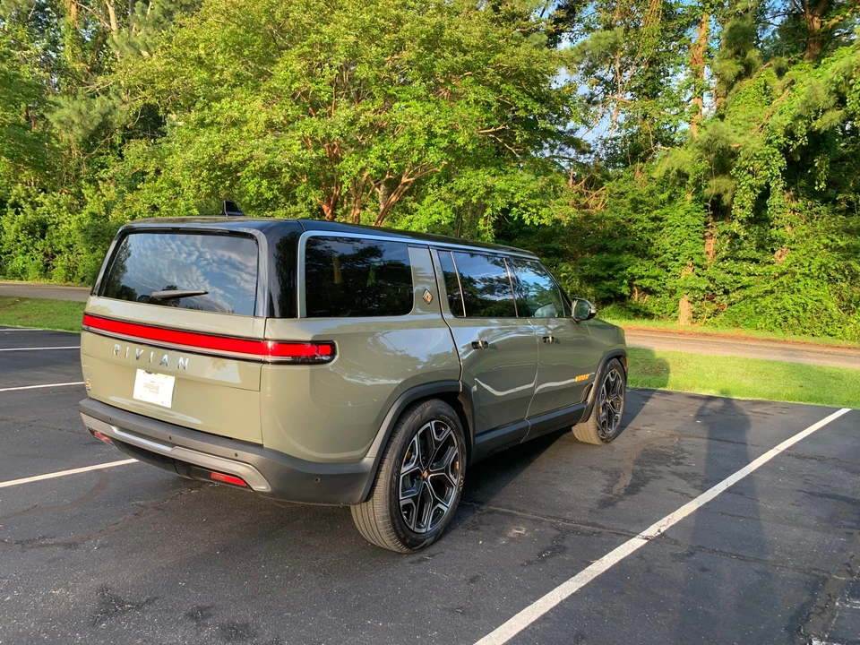 2023 Rivian R1S - Image 14 of 31