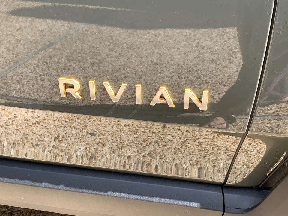 2023 Rivian R1S - Image 26 of 31