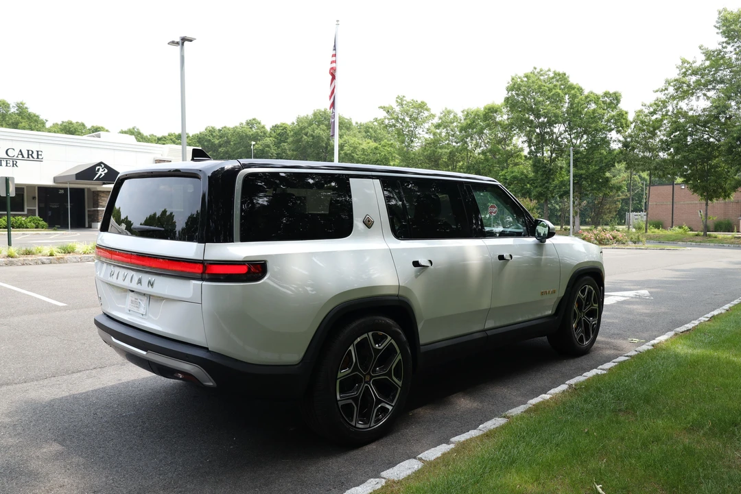 2023 Rivian R1S - Image 9 of 31