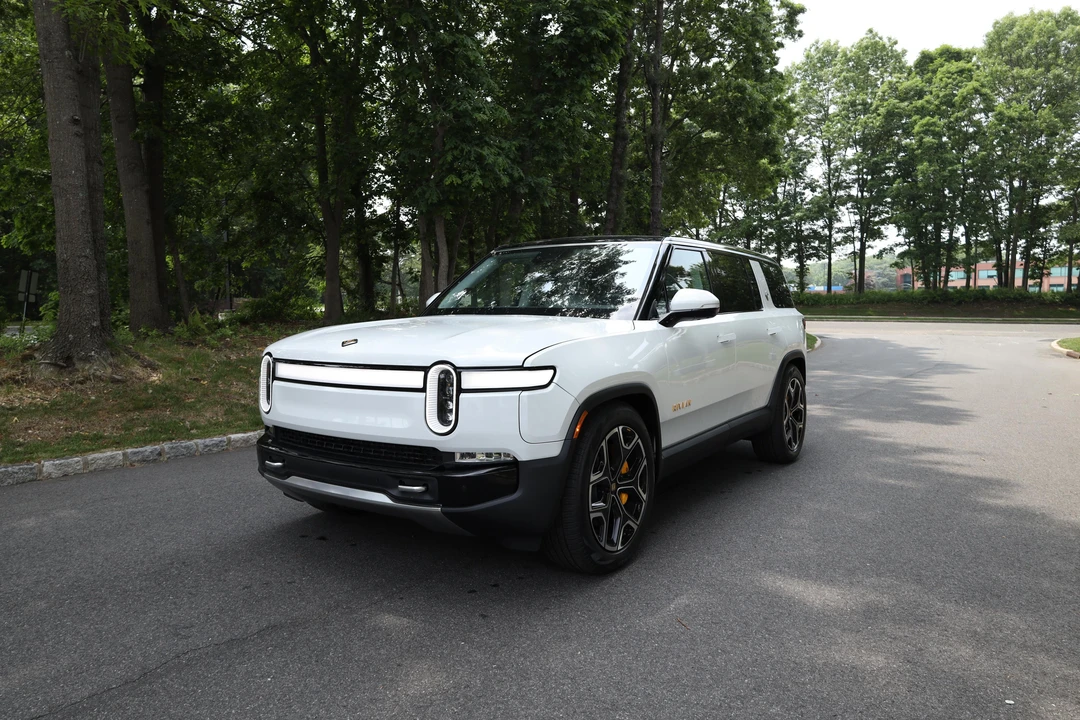 2023 Rivian R1S - Image 7 of 31