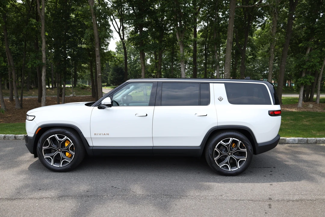 2023 Rivian R1S - Image 7 of 31