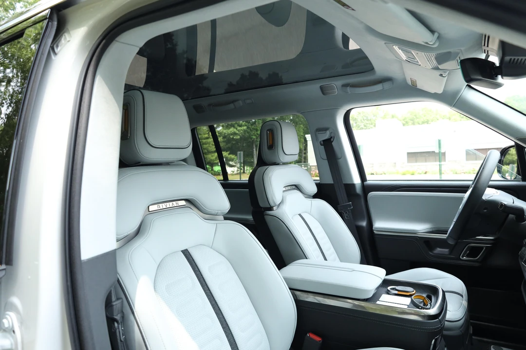 2023 Rivian R1S - Image 27 of 31