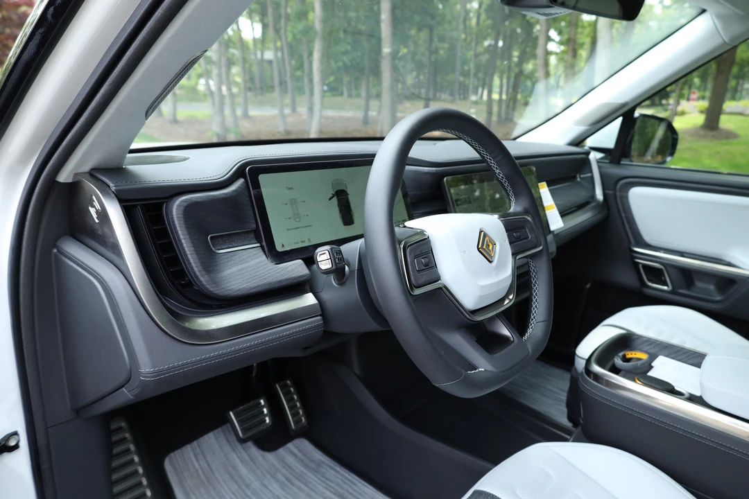 2023 Rivian R1S - Image 21 of 31