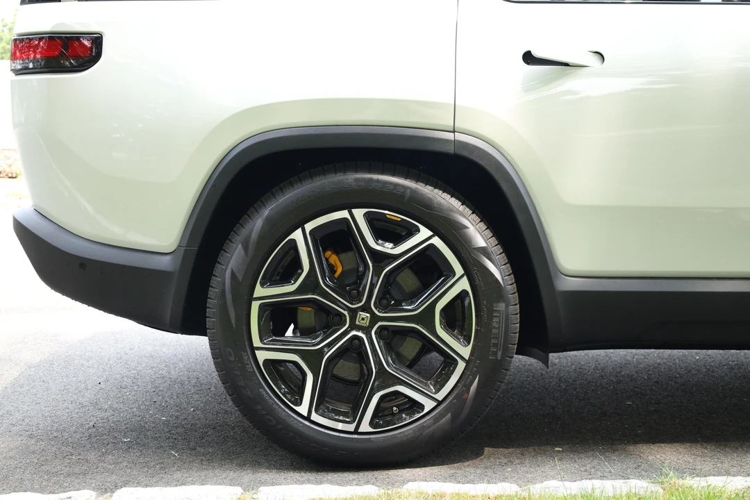 2023 Rivian R1S - Image 18 of 31