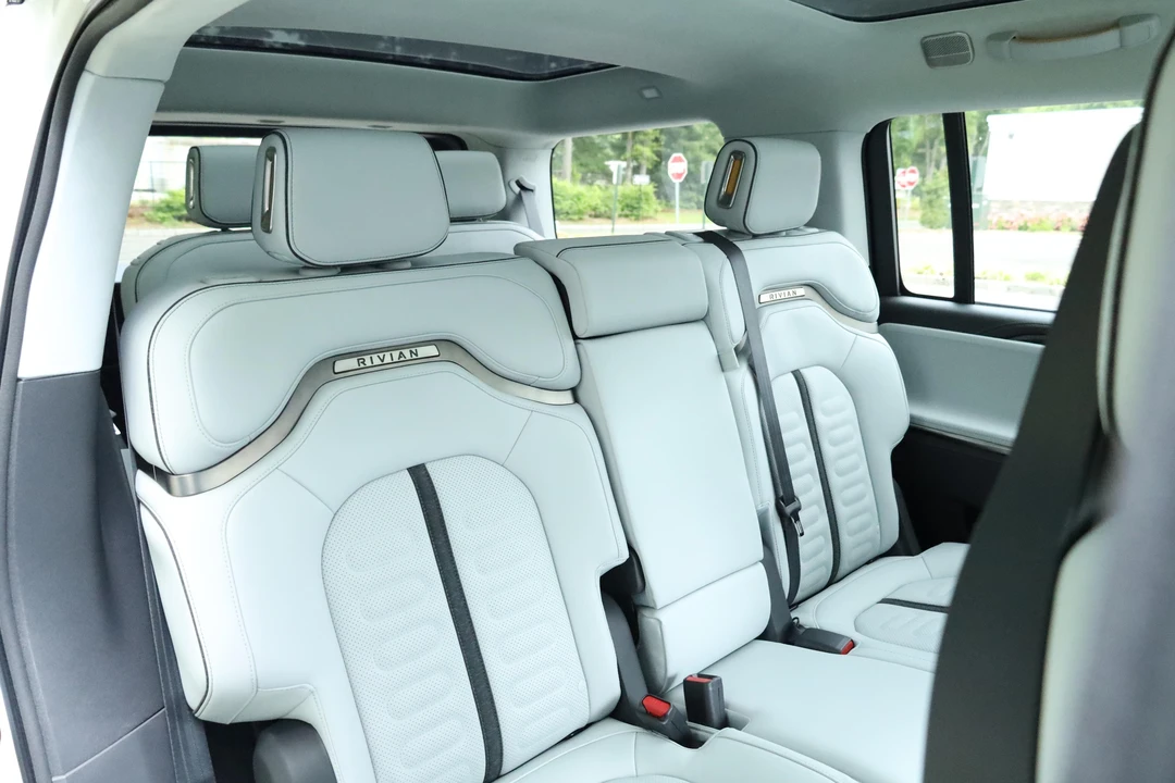 2023 Rivian R1S - Image 23 of 31