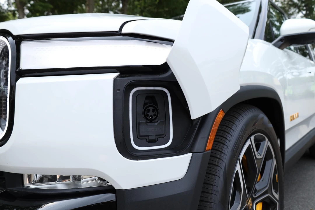 2023 Rivian R1S - Image 14 of 31