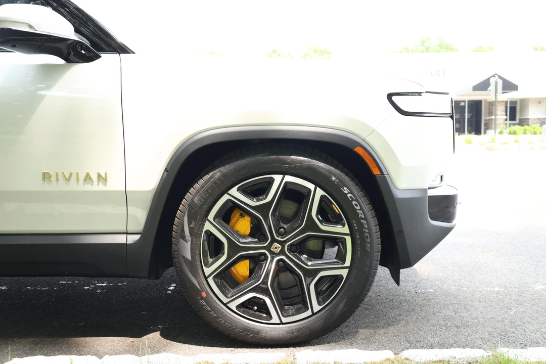 2023 Rivian R1S - Image 19 of 31