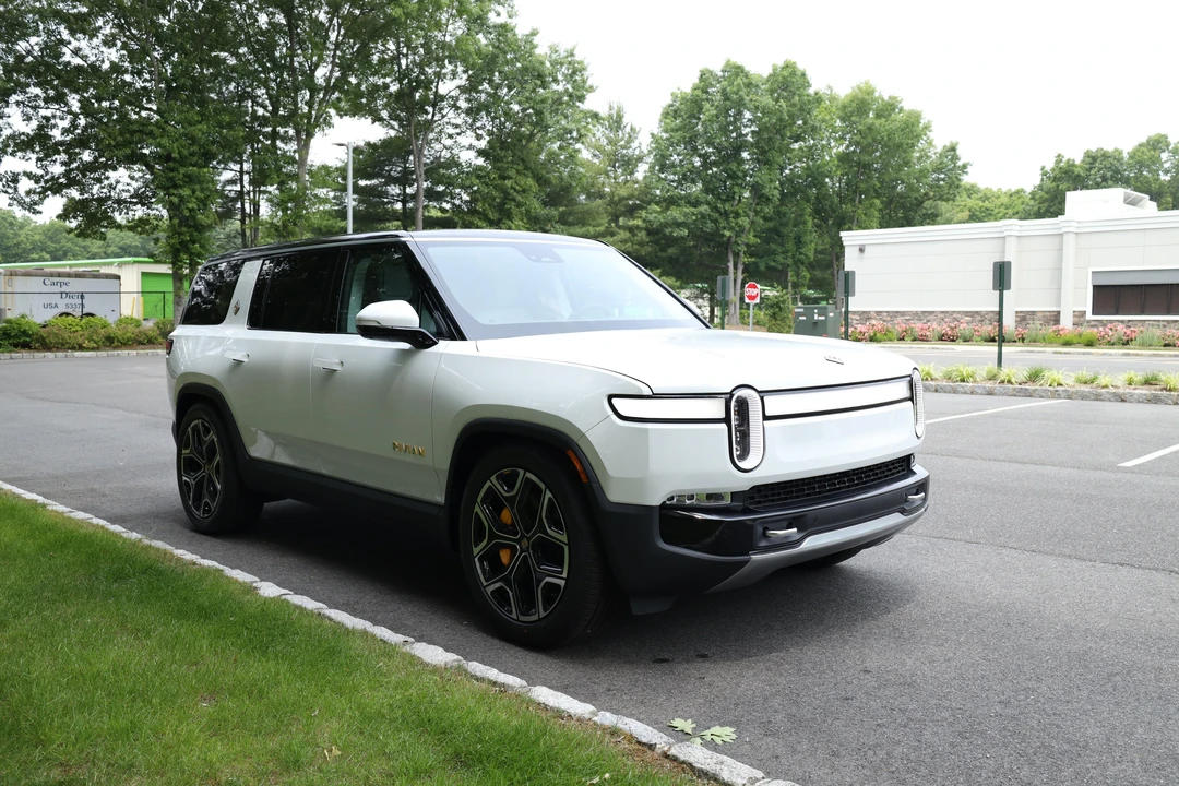 2023 Rivian R1S - Image 10 of 31
