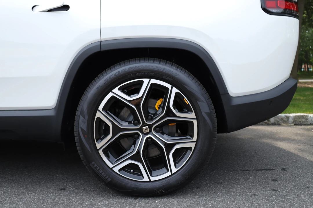 2023 Rivian R1S - Image 18 of 31