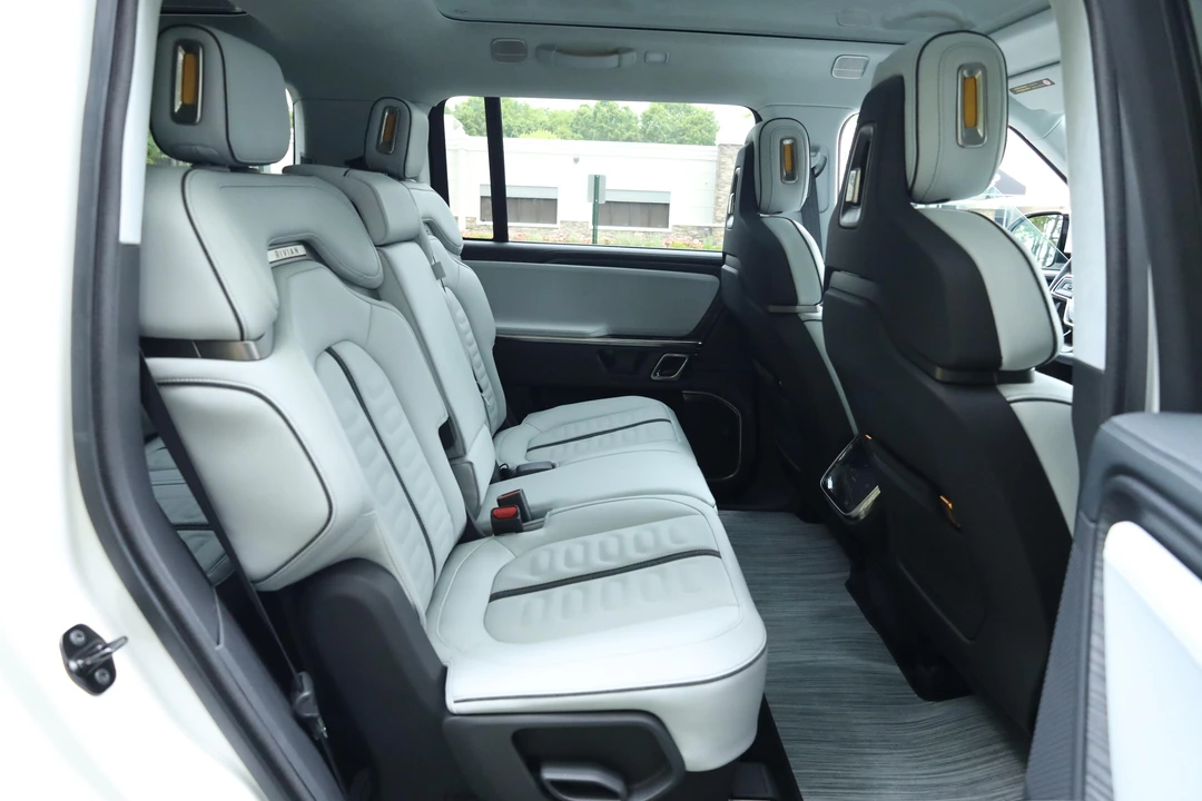 2023 Rivian R1S - Image 30 of 31