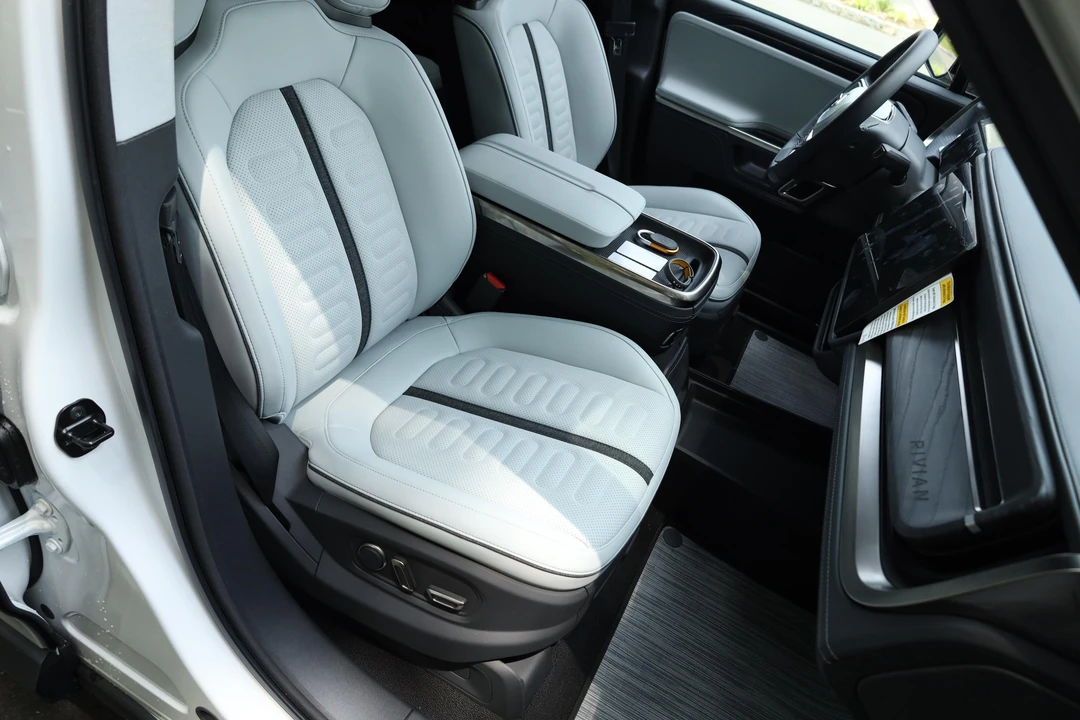 2023 Rivian R1S - Image 28 of 31
