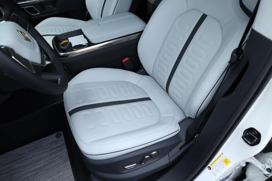 2023 Rivian R1S - Image 26 of 31