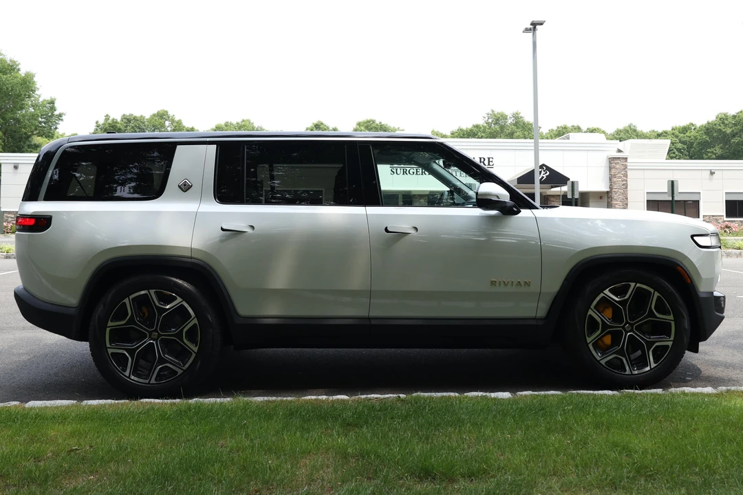 2023 Rivian R1S - Image 3 of 31
